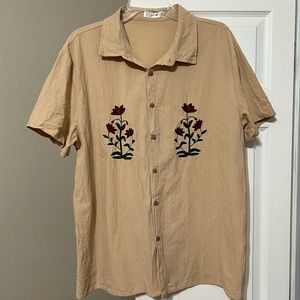 NWOT Men’s Floral Embroidered Button Down Short Sleeve Shirt